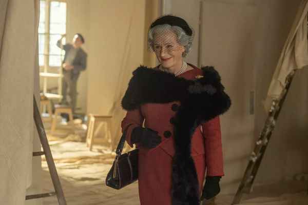 Bekijk de trailer van The New Look, over het leven van couturier Christian Dior