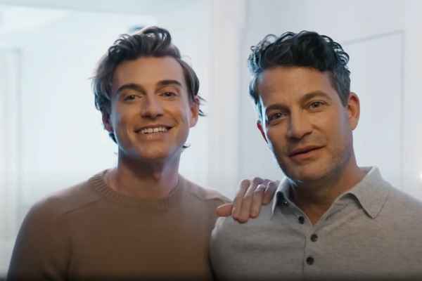 Van Troye Sivan tot Jesse Tyler Ferguson: binnenkijken bij queer sterren