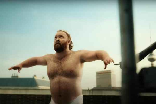 Personage uit ‘bear scene’ te zien in eigen versie van Calvin Klein-video met acteur Jeremy Allen White