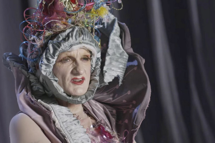 Bekijk Between a Frock and a Hard Place