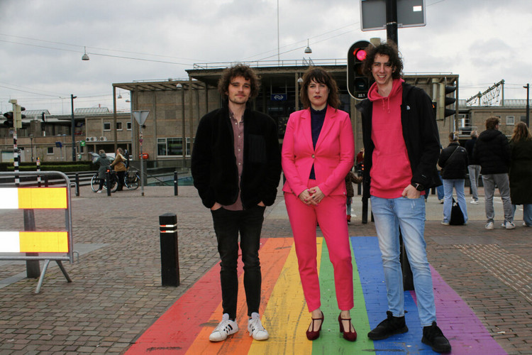 Zutphen heeft nu ook een regenboogzebrapad