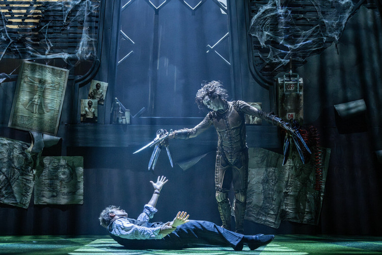 De Britse danser Liam Mower speelt Edward Scissorhands in Carré