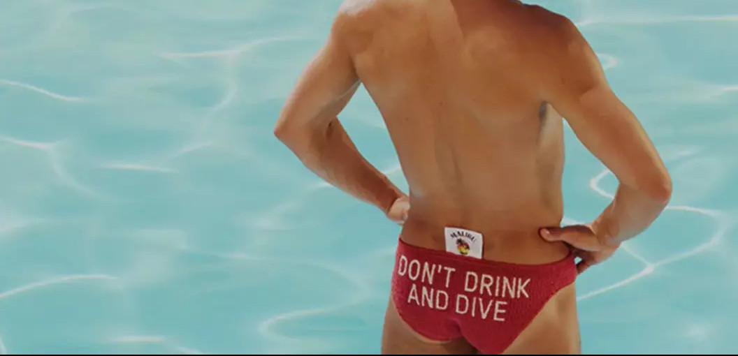 Video: Tom Daley in gebreide speedo voor 'Don’t Drink and Dive'-campagne