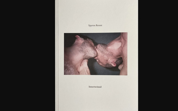 Nieuw fotoboek: Intertwined van de Griekse Spyros Rennt, vol in elkaar verstrengelde lichamen en queer intimiteit