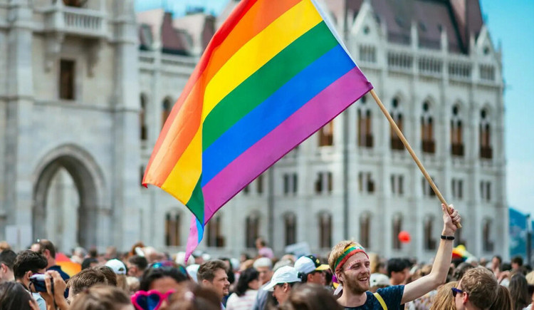 Rechten voor lhbtiq+-personen verder ingeperkt in Hongarije: geen Pride, alleen M en V erkend als sekse