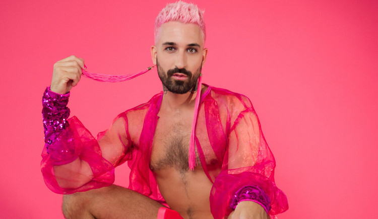 Zanger Stemin over zijn nieuwe album: “Het is een viering van liefde en onbeschaamd queer”