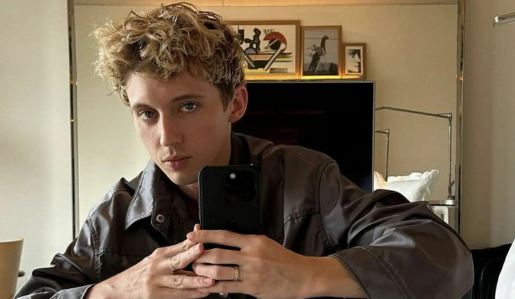 Pedro Pascal, Troye Sivan en anderen ondertekenen open brief om zelfmoordpreventielijn voor lhbtiq+-jongeren te redden