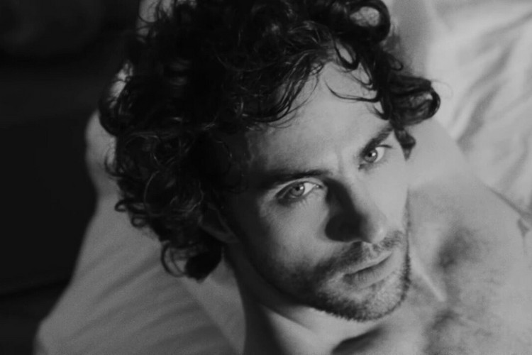 Foto’s en video: 28 Years Later-acteur Aaron Taylor-Johnson is het gezicht van de nieuwe Yves Saint Laurent-campagne