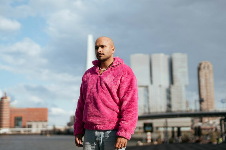 “Het eendimensionale beeld van het witte lhbtiqa+ slachtoffer en de dader van kleur doet niemand recht”