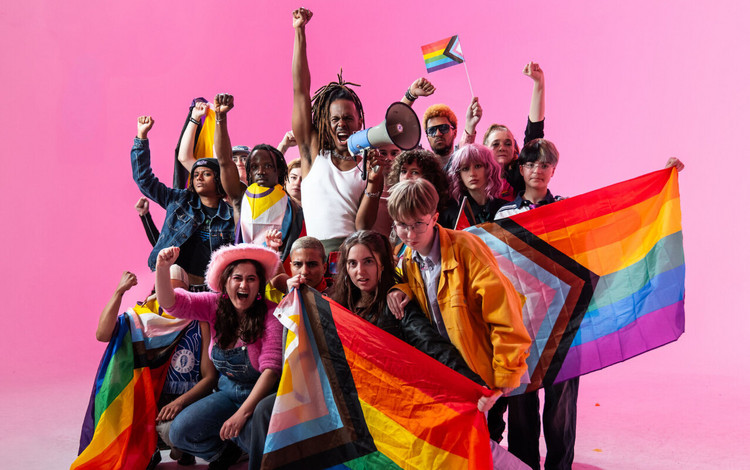 Jeangu Macrooy pakt bange mannetjes met broze ego's aan op zijn nieuwe single ‘Independent Girls & Nasty Evil Gays’