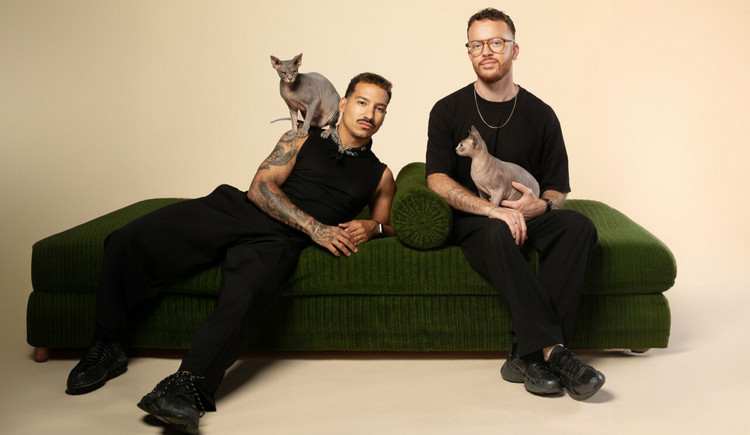 Chris en Pasqual over hun katten Ginn en Peach: “Zodra Ginn hoort dat een pakje met kaas opengaat, komt ze al knorrend aanrennen”