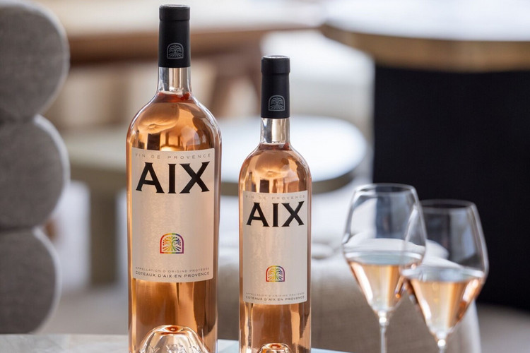 Beleef je innerlijke Joan Collins-fantasy met deze rosé