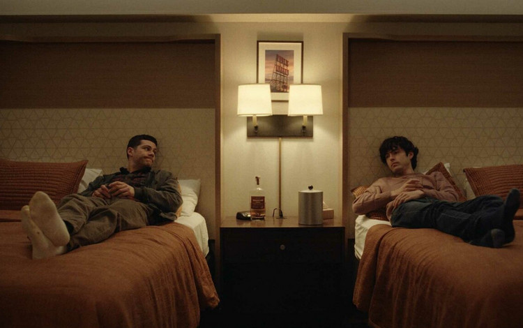 Bekijk de trailer van Twinless, een duister drama over twee jonge mannen die hun tweelingbroer of -zus hebben verloren