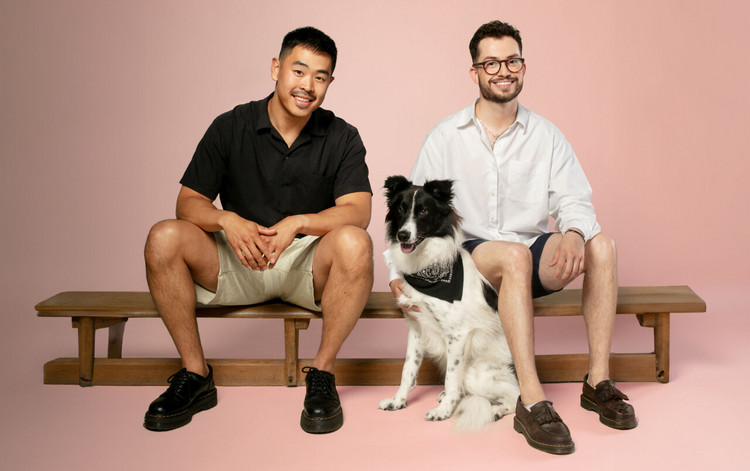 Ivo en Blake over hun hond Odin: “Onze woonkamer ligt vol speeltjes waarvan sommige verdacht veel op seksspeeltjes lijken”