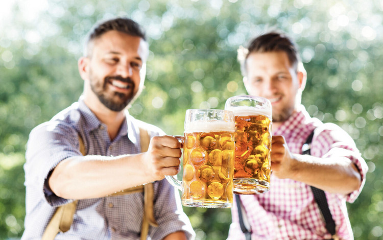 Oktoberfest in Waalwijk krijgt voor het eerst een ‘Roze Zondag’: versier je Lederhosen of Dirndl met regenboogkleuren