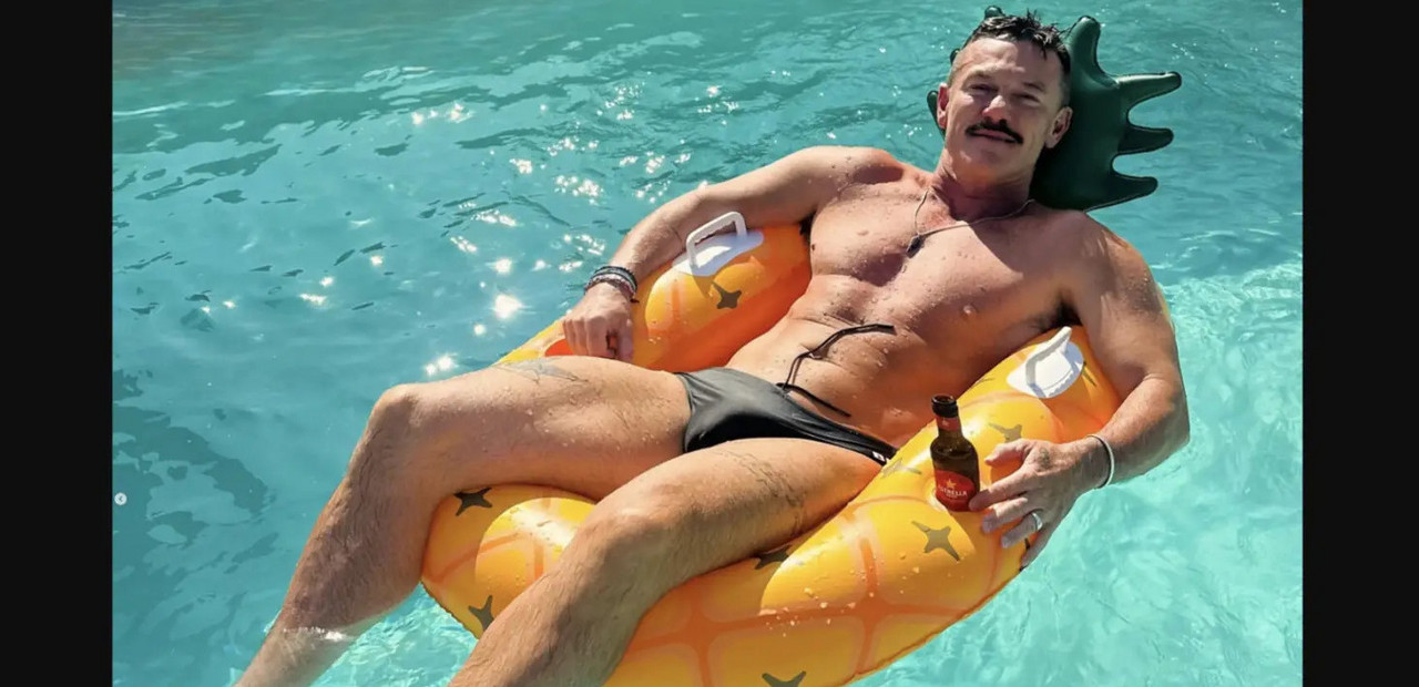 Acteur Luke Evans poseert in zijn eigen zwembroeken - de shorts en briefs zijn hier te koop