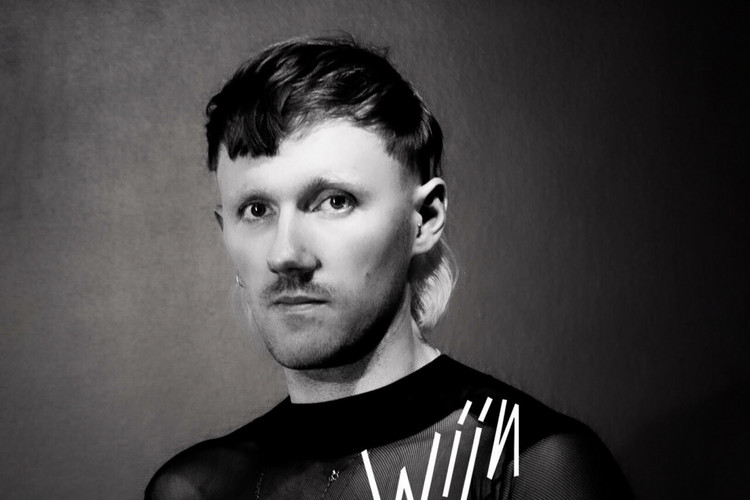 Queer artiest Kiri Mioki gaat rond op TikTok met ‘Rode Wijn’, een lied over per ongeluk seks hebben