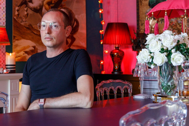 Binnenkijken in het lifesize poppenhuis van Tim