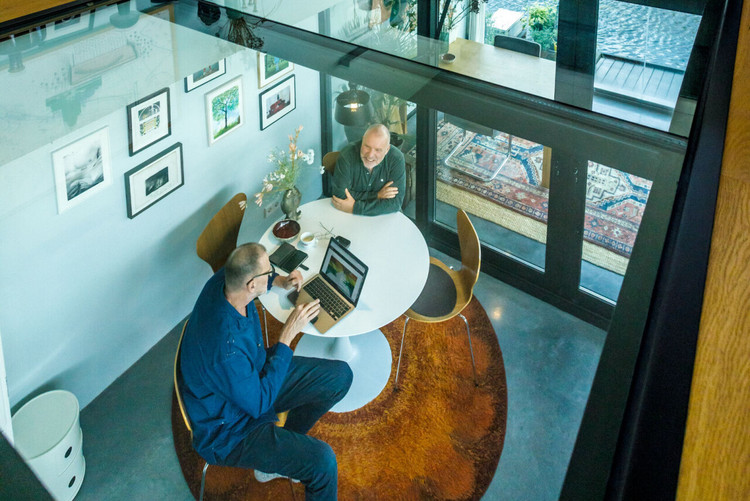 Binnenkijken in de duurzame waterwoning van Harm Jan en JP