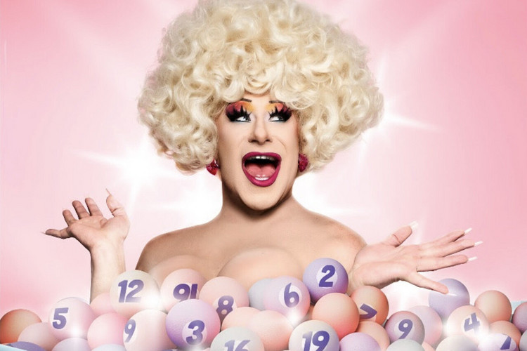Lekker bingoën met dragqueen Sederginne: een avond vol glitter, glamour en grensverleggende 18+ grappen