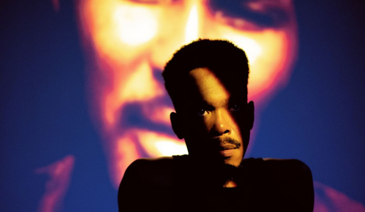 Xillan Macrooy eert queer erfgoed met dit optreden