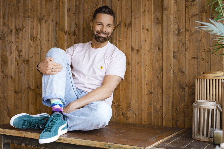 Eloy de Jong over zijn eerste keer in een gaybar (met Carlo Boszhard!)