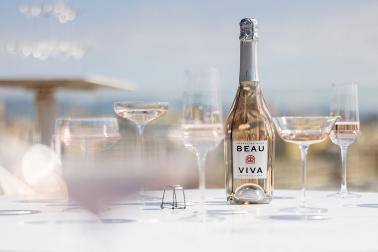 Dit najaar proosten we met Beau Viva van AIX, de nieuwe mousserende, alcoholvrije rosé waar muziek in zit