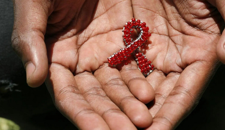 Wereld Aidsdag 2025: hulporganisaties slaan alarm over dodelijke gevolgen door gebrek aan hulp