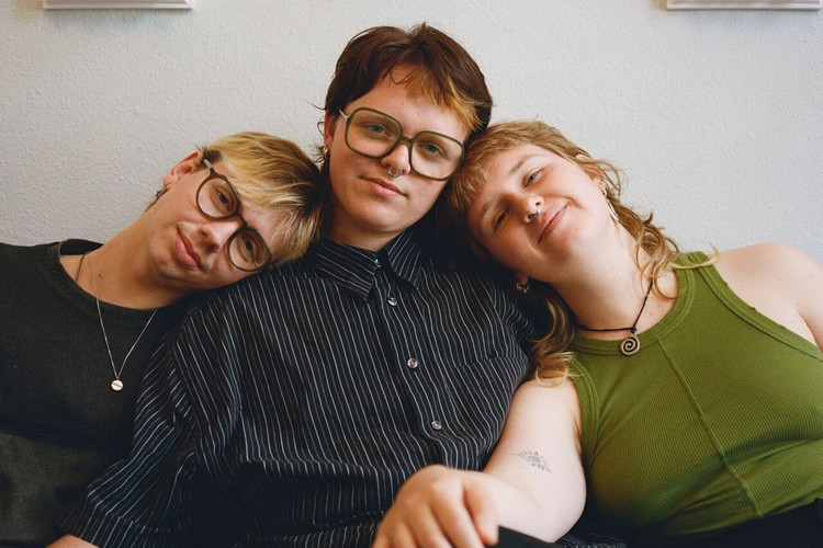 Sam, Thije en Yara zitten in een throuple: “Voor de buitenwereld zijn we een uitzondering”