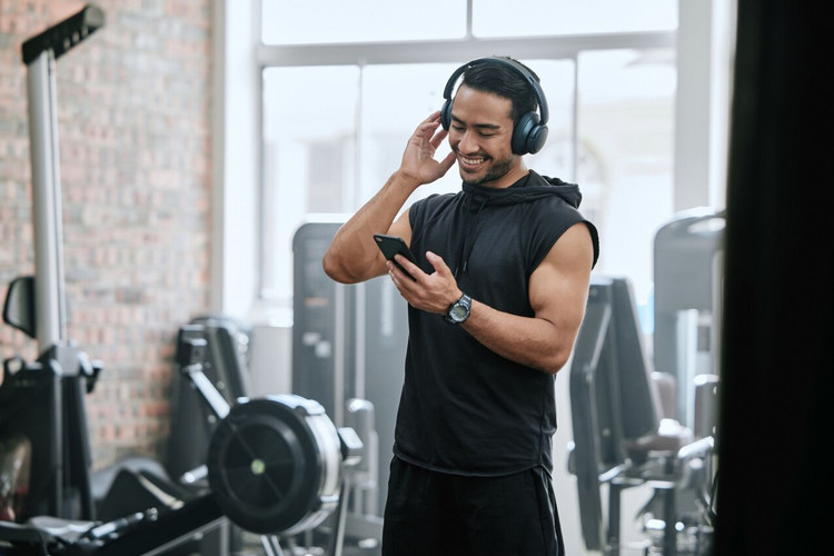 Het ultieme overzicht van queer podcasts die je nu wilt luisteren