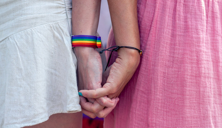 Onderzoek: queer personen voelen zich het meest onveilig op straat, maar ook in de sportschool en tijdens het uitgaan