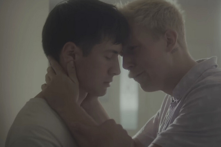 Bekijk de korte film Hold Your Back, over de intense relatiebreuk tussen twee mannen