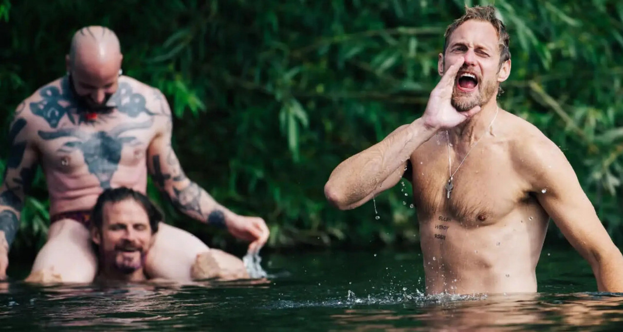 Alexander Skarsgård over zijn queer bdsm-rol in de film Pillion: “Het maakt niet wat mijn eigen seksuele voorkeuren zijn”