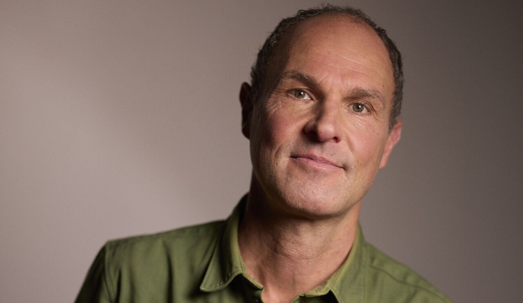 Volker: “Als ik geen dagcrème gebruik, voelt het alsof er een laagje mist op mijn huid”