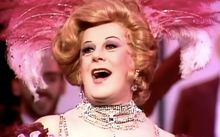 Een terugblik op het leven van een rasentertainer: de female impersonator Danny La Rue