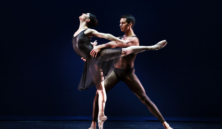 Een groots eerbetoon: Carré eert oeuvre Hans van Manen