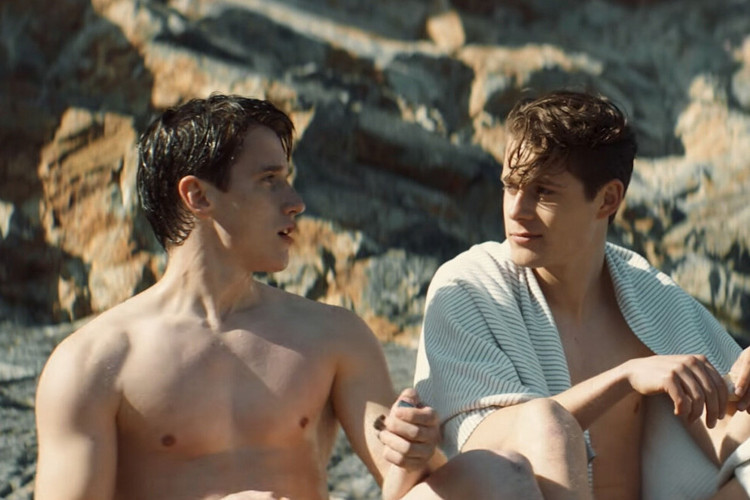 Bekijk de korte film Adolescence, een verhaal over de laatste zomerdag van twee jonge mannen
