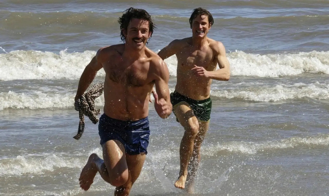 Na Heated Rivalry: welke tv-series over een gay romance zijn ook leuk om te kijken?