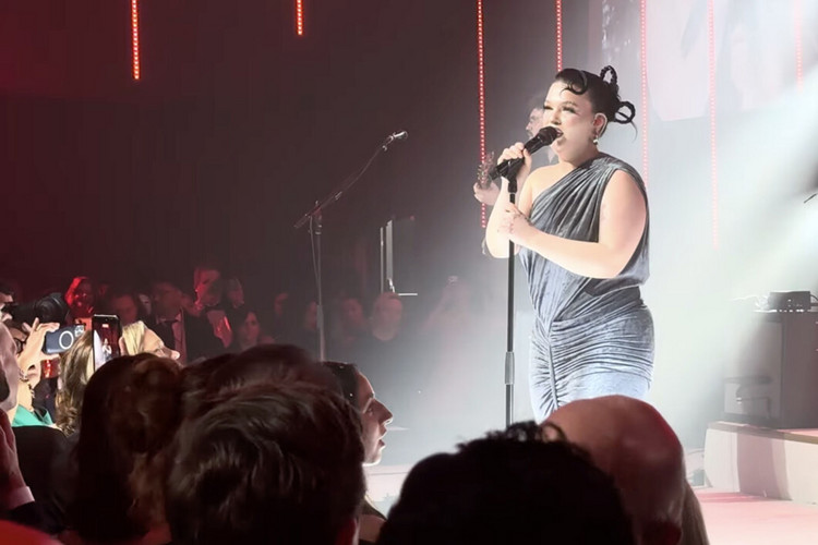 Video: Lola Young zingt ‘Messy’ en andere songs tijdens Elton John Aids Foundation Oscar After-Party