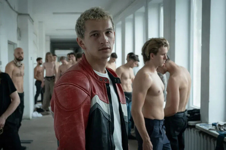 Gay partyboy wordt tegen zijn zin vader, maar accepteert zijn kind: daarover gaat de Poolse serie Proud