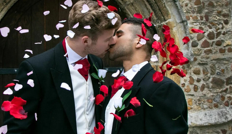 Jubileum: sinds 2001 zijn 36 duizend paren van gelijk geslacht met elkaar getrouwd - bekijk hier alle cijfers van het CBS