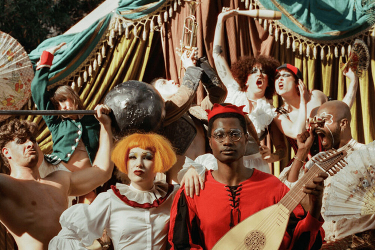 Nieuwe muziek: hysterische verkleedpartijen en Miley Cyrus blikt terug