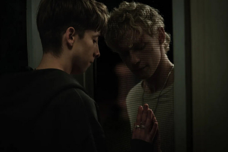 Bekijk de eerste beelden van Leviticus, een horrorfilm over twee verliefde jongens die ritueel gereinigd worden