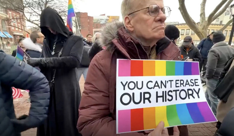 Toch weer een regenboogvlag bij het Stonewall National Monument in New York