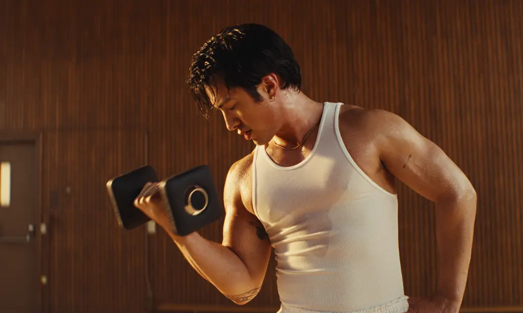 Heated Rivalry-acteur Hudson Williams werkt zich in het zweet voor fitness-commercial