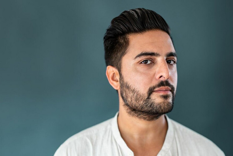 Journalist, columnist en schrijver Haroon Ali over zijn eerste keer in een gaybar