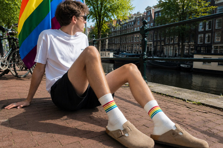 Steun kwetsbare queer jongeren en bestel deze speciale Pride-sokken
