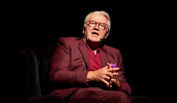 Barrie Stevens op het toneel tijdens WorldPride: bestel nu tickets voor The Importance of Being Barrie