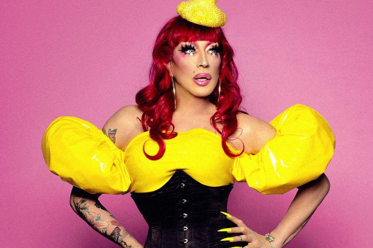 Drag icoon DeeDee Janssens leeft in bonustijd: “Ik sterf liever in het harnas”