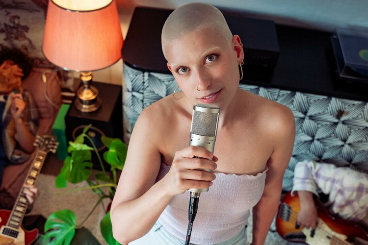 Bieke treedt op in Cinetol met haar eerste headline show: “Pieken en dalen gevat in muziek en met ruimte voor reflectie”